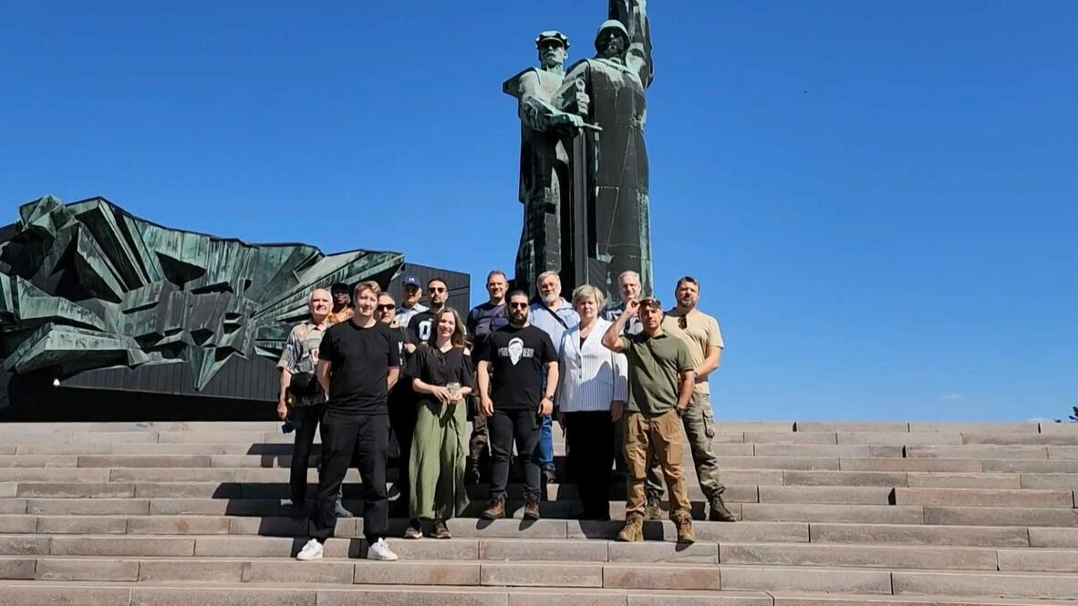 "Своими глазами увидеть, что происходило здесь с 2014 года". Иностранным журналистам и блогерам провели экскурсию по Донецку