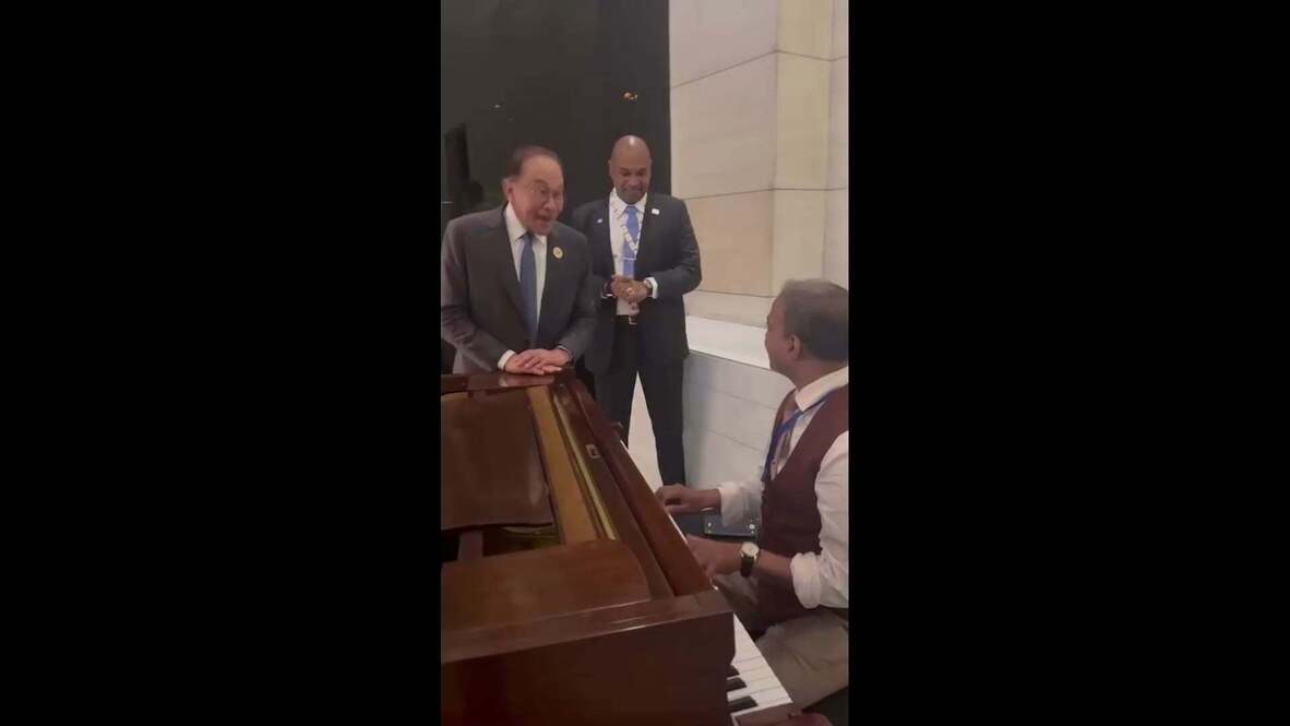 MIC DROP in Delhi! - Malaysian PM Anwar steals BRICS spotlight with Kishore Kumar LEGENDARY hit